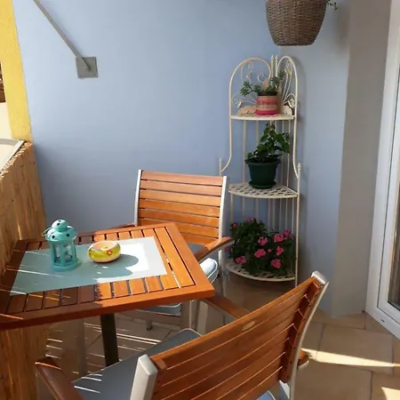 Blue Sky Apartment *